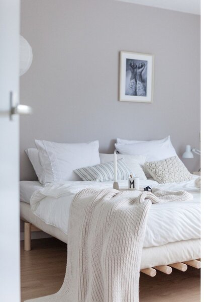 Dvojlôžková posteľ z borovicového dreva s roštom 140x200 cm Pace – Karup Design