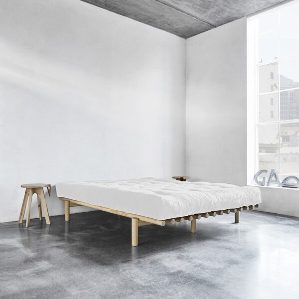 Dvojlôžková posteľ z borovicového dreva s roštom 140x200 cm Pace – Karup Design