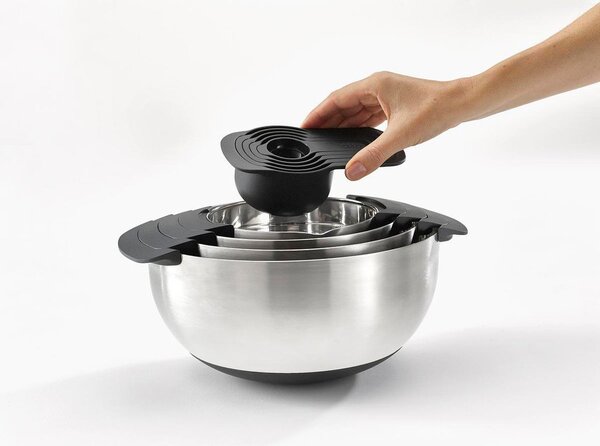 Misy v lesklo striebornej farbe v súprave 9 ks Nest 100 Collection – Joseph Joseph