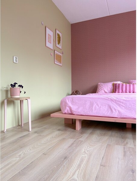 Svetloružová dvojlôžková posteľ z borovicového dreva s roštom 140x200 cm Japan – Karup Design