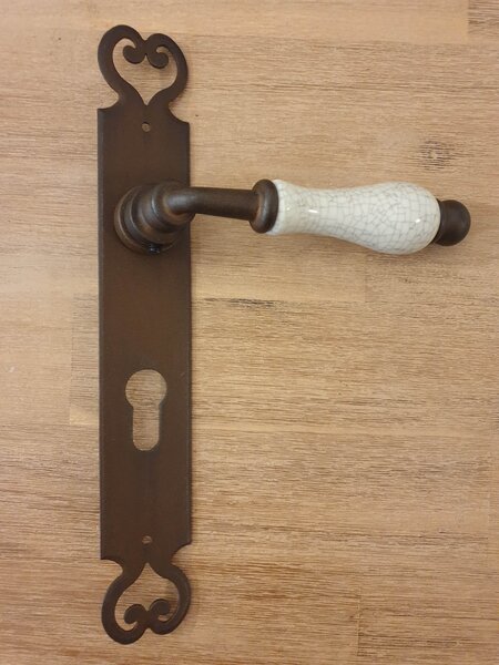 GALBUSERA Kovaná kľučka 2600 - spätná pružina, WC, 72 mm, červeno-hnedá corten, porcelán D22