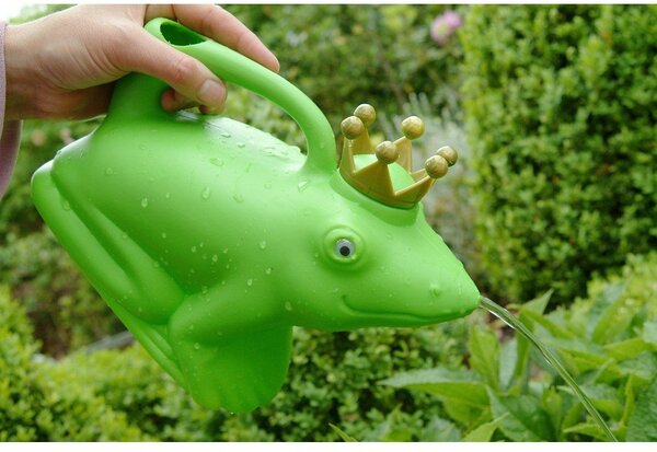 Plastová kanvička na zalievanie 1,7 l Frog – Esschert Design