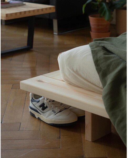 Jednolôžková posteľ z borovicového dreva s roštom v prírodnej farbe 90x200 cm Japan – Karup Design
