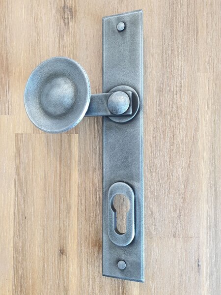 GALBUSERA Kované ochranné kovanie 4362 - 90 mm, kľučka/kľučka, antická čierna