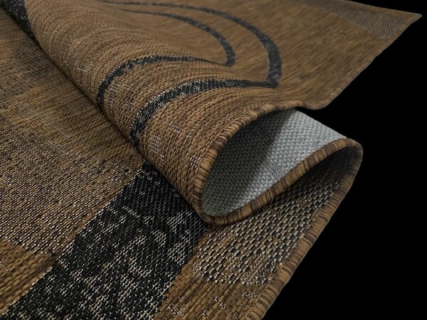 Koberec Eqos 0003 BROWN – hnedý obdĺžnik s geometrickým vzorom Rozmer: 160x220 cm