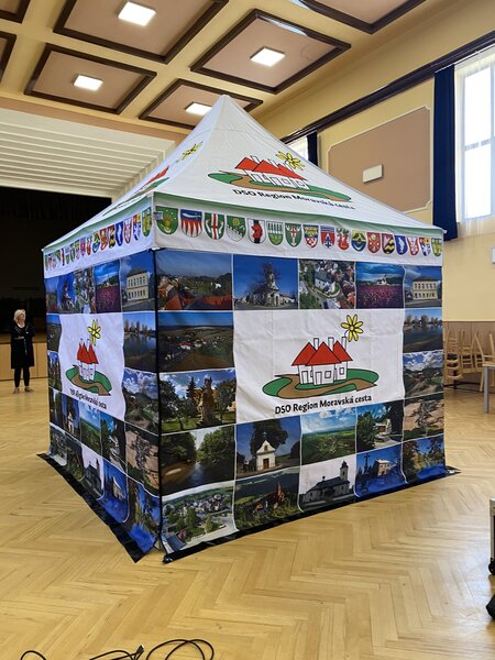 TENTino SET - Nožnicový párty stan 3x3 m EXTRA HIGH ROOF s jednostrannou potlačou Plachtovina (nůžk.stany s potiskem): polyester 300 g/m2, Typ konštrukcie: BIG HEXAGON S VYŠŠÍ ŠPICÍ, POTLAČ - strecha + bočnice: střecha + 4x boční strana