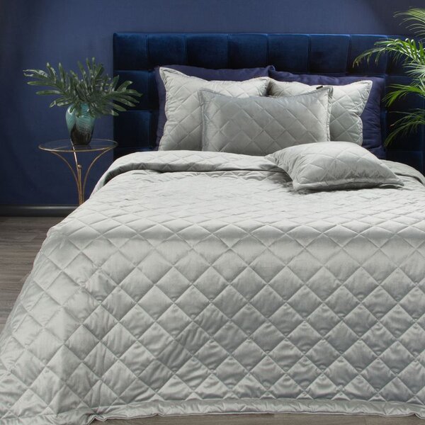 Dekorstudio Luxusný zamatový prehoz na posteľ KRISTIN1 v striebornej farbe