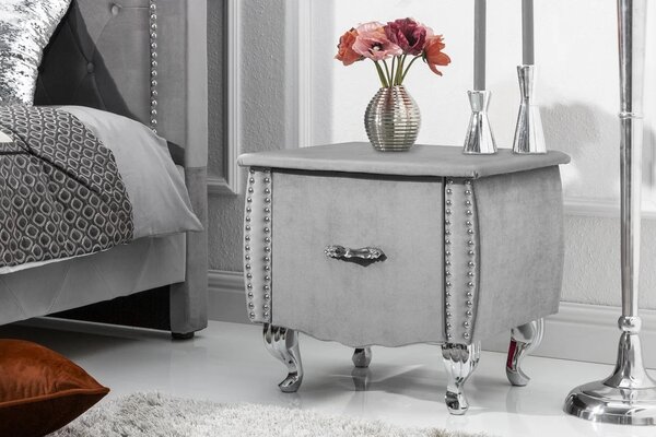 Dizajnový glamour nočný stolík Caledonia so zásuvkou a sivým zamatovým poťahom a chrómovými kabriolovými nohami 47 cm