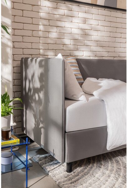 Sivá čalúnená jednolôžková posteľ s úložným priestorom s matracom 90x200 cm Avela – Selection