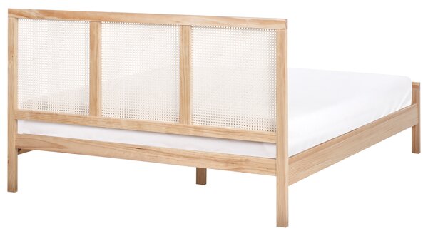 Posteľ svetlohnedá borovicové drevo 160 x 200 cm s čelom s viedenským výpletom lamelový rošt minimalistický rustikálny štýl spálňa