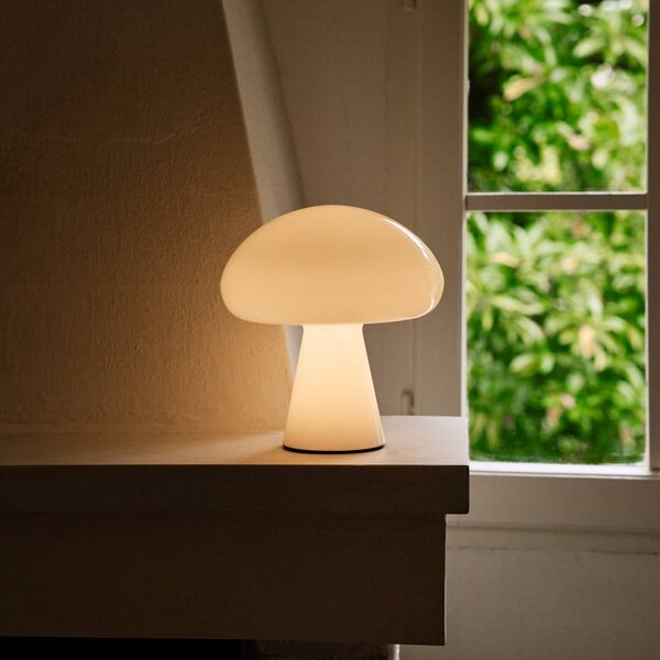Gubi stolová LED lampa Obello, perleťovo biela, IP44, sklo, Biela / opálová, Obývacia izba / jedáleň, Sklo, Dizajn, Stojacie svietidlo