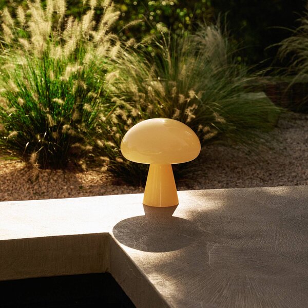 Gubi LED stolová lampa Obello, jemne žltá, IP44, sklo, Žltá / oranžová, Obývacia izba / jedáleň, Sklo, Dizajn, Stojacie svietidlo