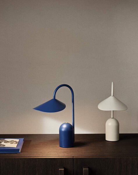 Ferm Living Prenosná lampa Arum, bright blue 1104269288