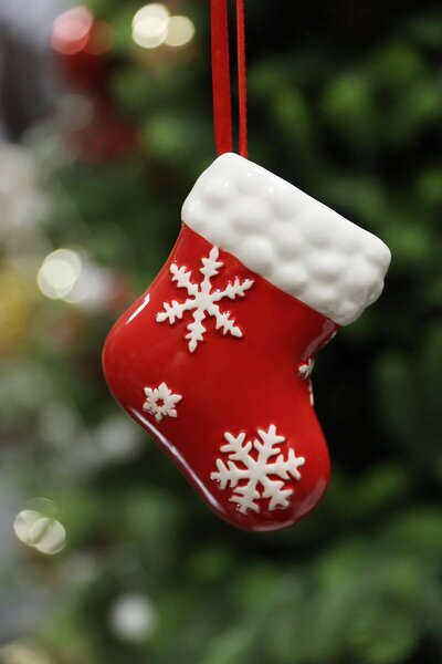 Červená vianočná ozdoba ponožka s vločkami 11cm