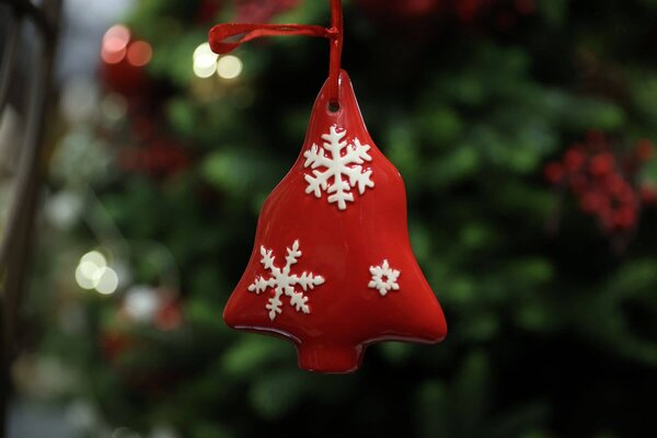 Červený závesný vianočný stromček s vločkami 11cm