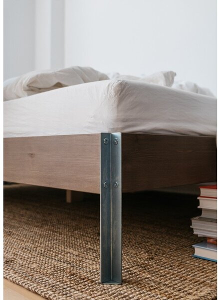 Dvojlôžková posteľ z borovicového dreva bez čela s roštom 180x200 cm v prírodnej farbe Core – Karup Design