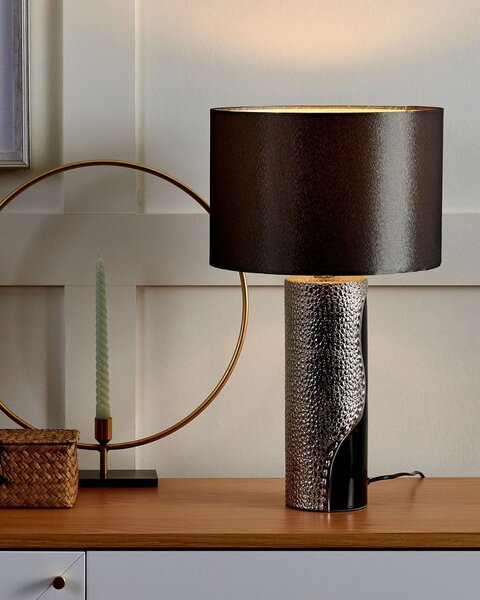 Stolná lampa strieborný keramický podstavec čierne tienidlo z nepravého hodvábu svetlo na nočný stolík