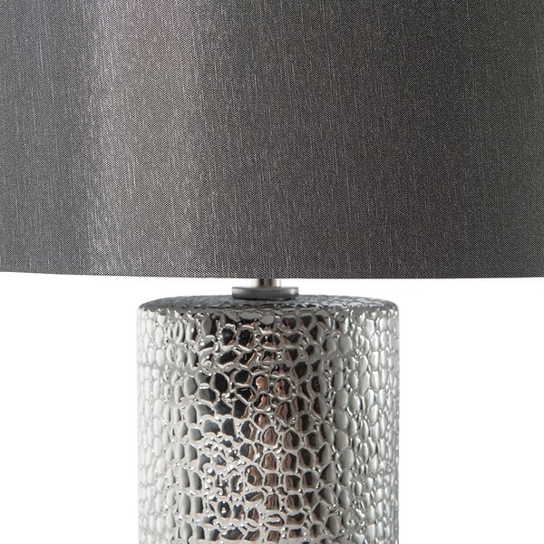 Stolná lampa strieborný keramický podstavec čierne tienidlo z nepravého hodvábu svetlo na nočný stolík