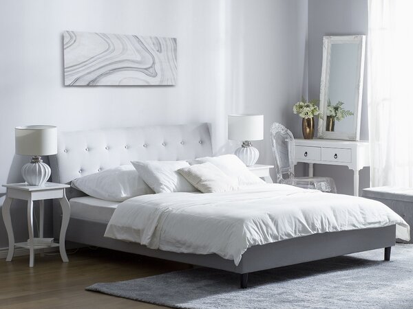 Posteľ svetlosivá látkové čalúnenie 180 x 200 cm prešívané čelo s gombíkmi v štýle Chesterfield lamelový rošt drevené nohy moderný štýl spálňa