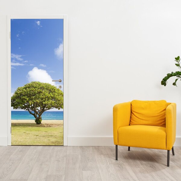 Fototapeta na dvere - Pláž so stromom (95x205cm)