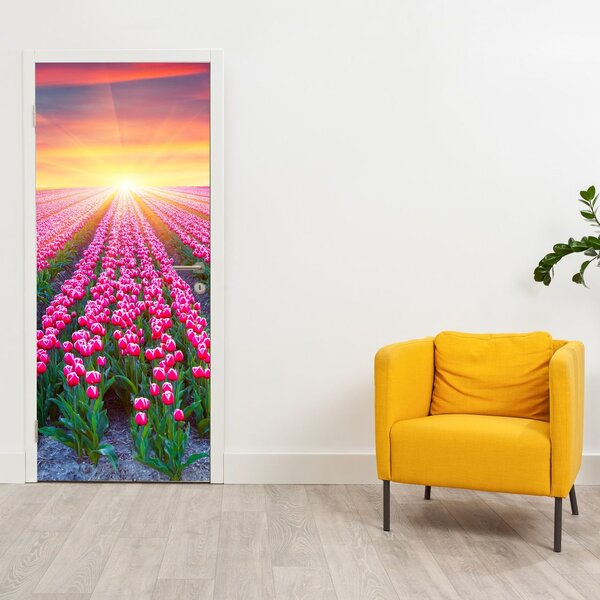 Fototapeta na dvere - Pole tulipánov so slnkom (95x205cm)
