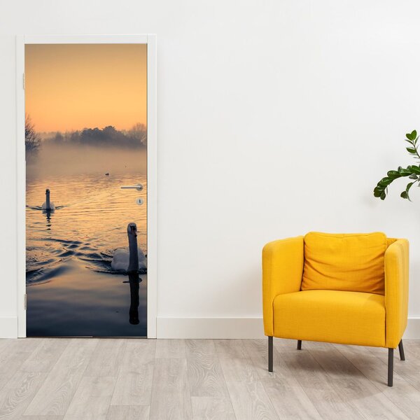 Fototapeta na dvere - Labute na vode v hmle (95x205cm)