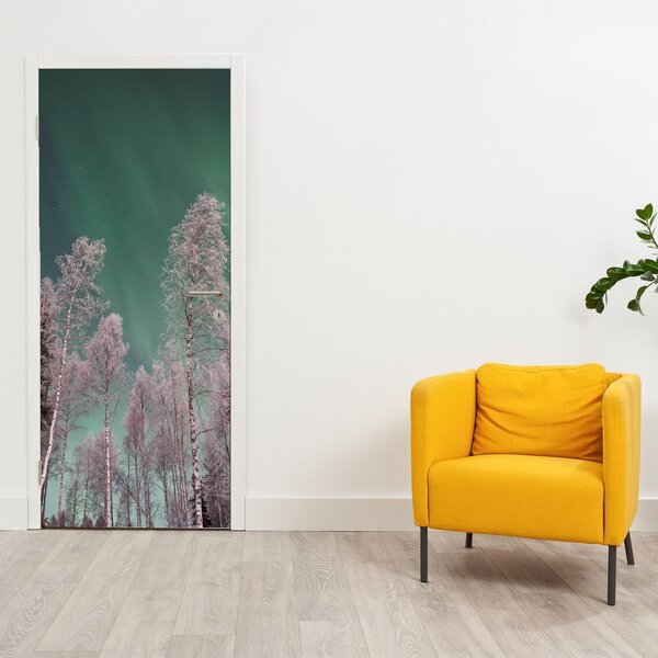 Fototapeta na dvere - Polárna žiara nad zmrznutými stromami (95x205cm)