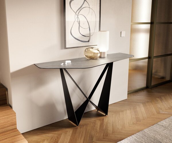 DELIFE Konzolový stolík Edge polygonálny 140×50 cm keramika betónová sivá Livos kov čierna