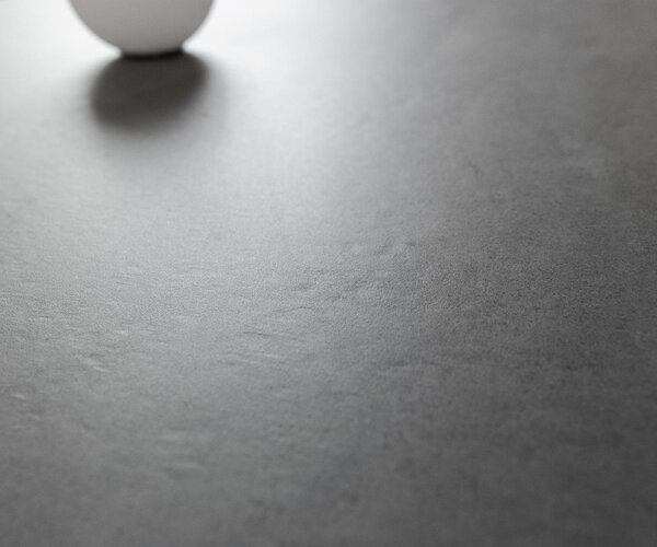 DELIFE Konzolový stolík Edge polygonálny 180×50 cm keramika betónová sivá Zentharo kov čierna