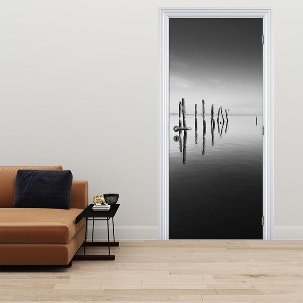 Fototapeta na dvere - Čiernobiela vodná hladina (95x205cm)