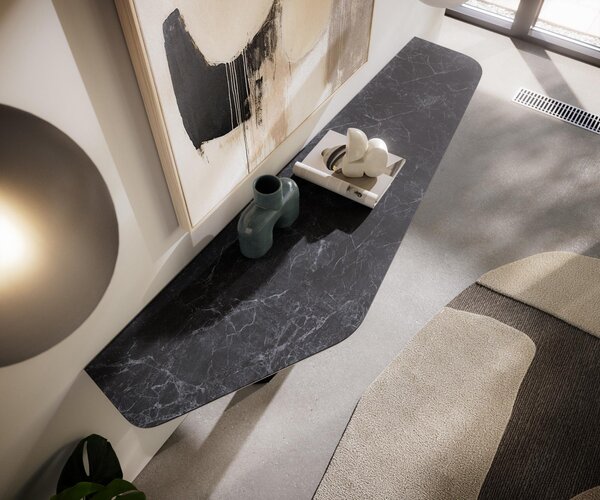 DELIFE Konzolový stolík Edge polygonálny 180×50 cm keramika Laminam® Nero Greco antracitová Zentharo kov čierna