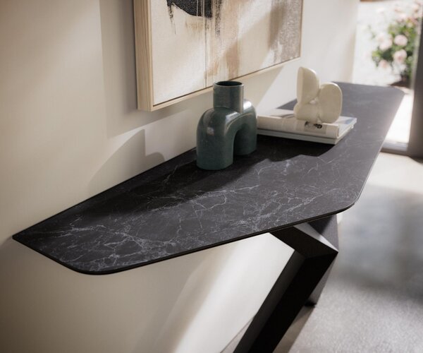DELIFE Konzolový stolík Edge polygonálny 180×50 cm keramika Laminam® Nero Greco antracitová Zentharo kov čierna