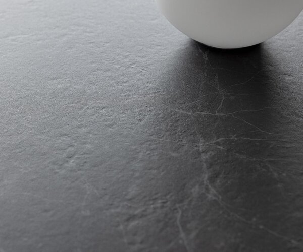 DELIFE Konzolový stolík Edge zaoblený 140×40 cm keramika Laminam® Nero Greco antracit Velio kov čierna