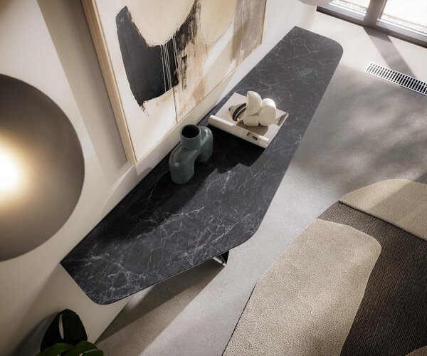 DELIFE Konzolový stolík Edge polygonálny 180×50 cm keramika Laminam® Nero Greco antracitová Spios kov čierna