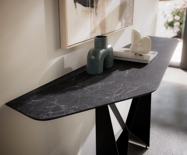DELIFE Konzolový stolík Edge polygonálny 180×50 cm keramika Laminam® Nero Greco antracitová Spios kov čierna