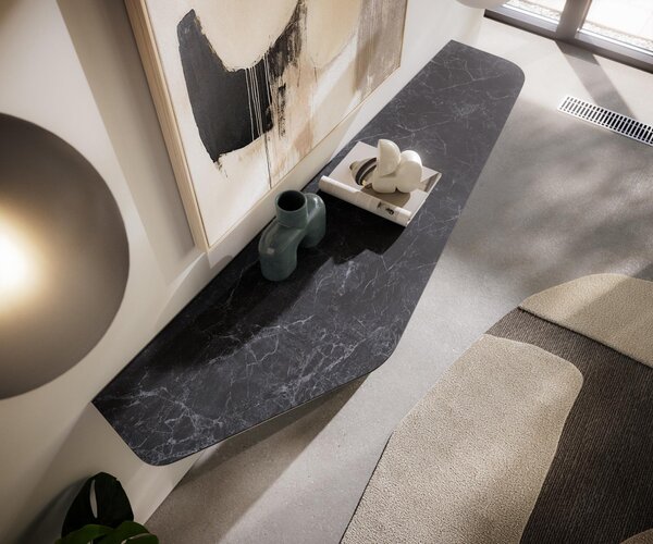DELIFE Konzolový stolík Edge polygonálny 180×50 cm keramika Laminam® Nero Greco antracitová Livos kov čierna