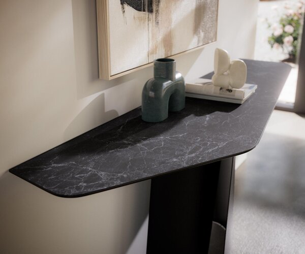 DELIFE Konzolový stolík Edge polygonálny 180×50 cm keramika Laminam® Nero Greco antracitová Livos kov čierna