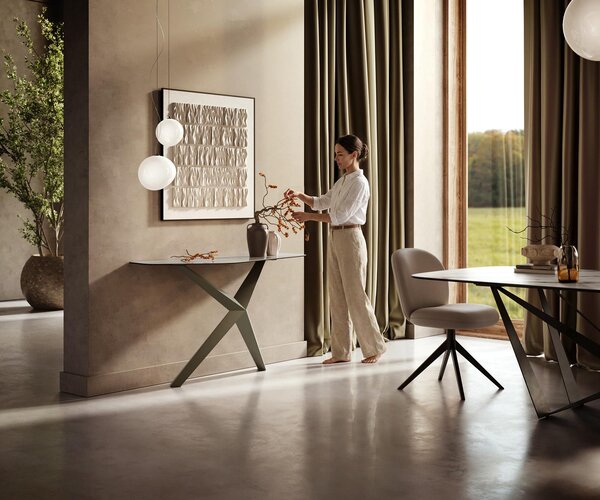 DELIFE Konzolový stolík Edge polygonálny 140×50 cm keramika onyx perla Zentharo kov titánová farba