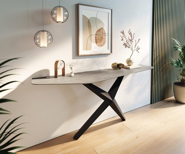 DELIFE Konzolový stolík Edge polygonálny 180×50 cm keramika betónová sivá Zentharo kov čierna