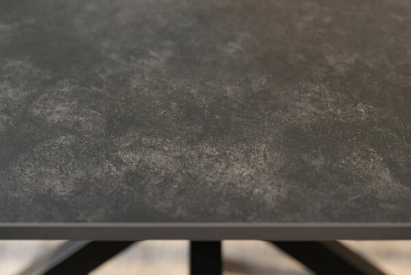 Industriálny čierny jedálenský stôl Ceramia Gris s obdĺžnikovou doskou so sivým mramorovým vzorom a prekríženými nohami 160 cm
