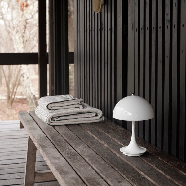 Prenosná lampa Panthella 160, Chrome opal beige – Louis Poulsen