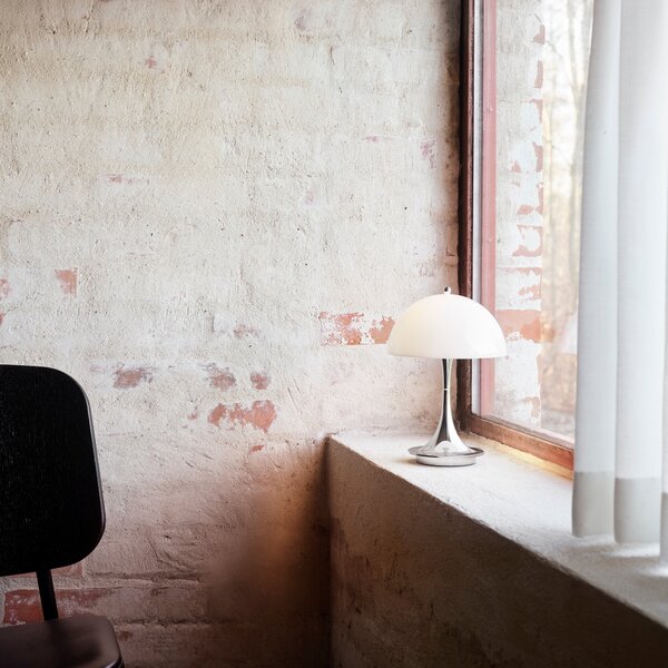 Prenosná lampa Panthella 160, Chrome opal beige – Louis Poulsen
