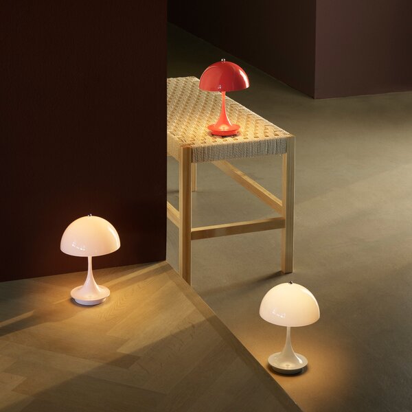 Prenosná lampa Panthella 160, Chrome opal beige – Louis Poulsen