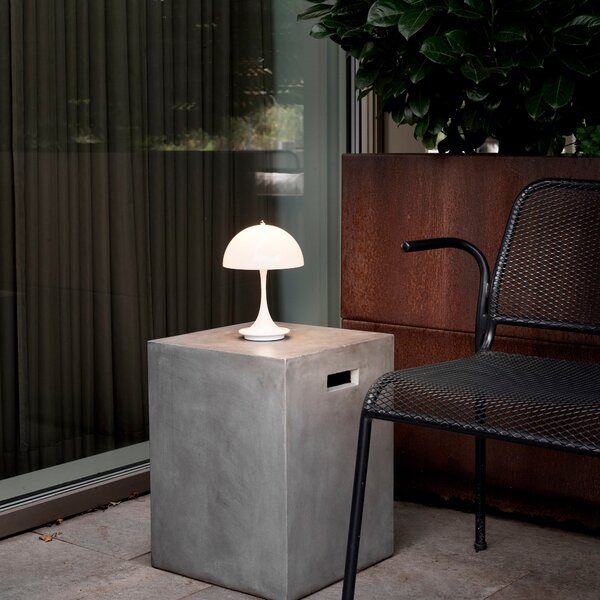 Prenosná lampa Panthella 160, Chrome opal beige – Louis Poulsen