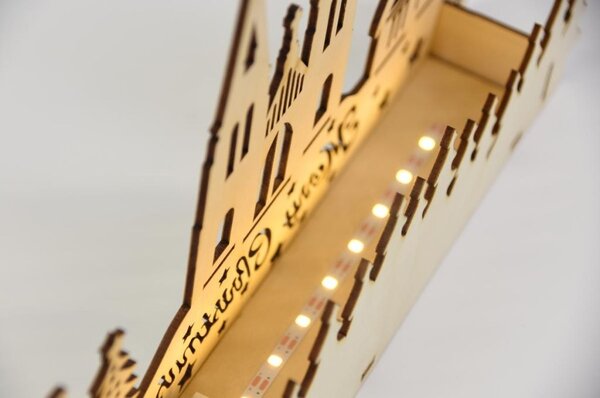 Drevená vianočná dekorácia s dedinkou, 10 LED, batéria