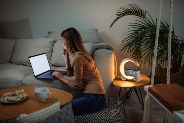 Immax 08987L-LEDRGB Stmievateľná lampa s budíkom a Qi nabíjaním 30W/230V strieborná
