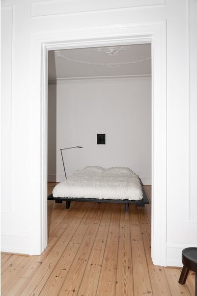 Čierna dvojlôžková posteľ z borovicového dreva s roštom 160x200 cm Japan - Karup Design