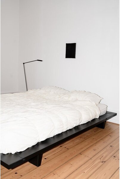 Čierna dvojlôžková posteľ z borovicového dreva s roštom 160x200 cm Japan - Karup Design