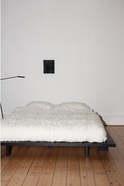 Čierna dvojlôžková posteľ z borovicového dreva s roštom 160x200 cm Japan - Karup Design