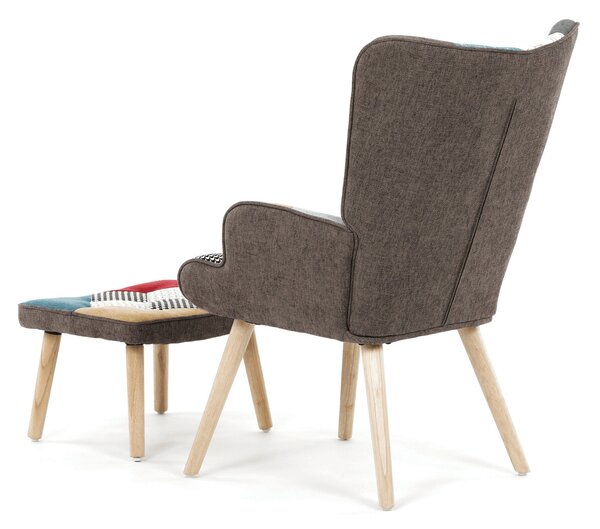 Štýlové kreslo ušiak s praktickou podnožou v patchwork prevedení, nôžky a konštrukcia z masívneho dreva v natural prevedení
